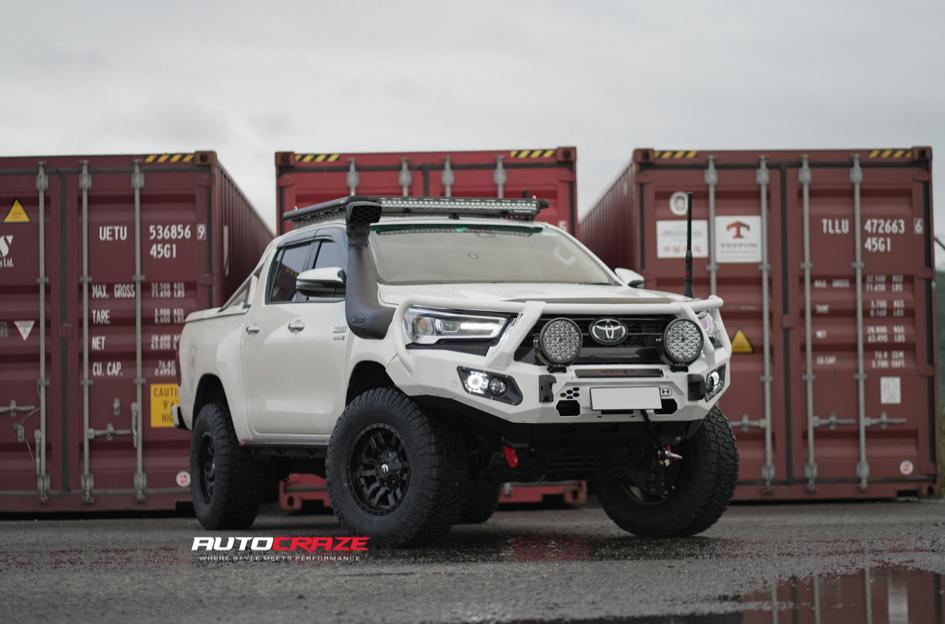 10White-Toyota-Hilux-Fuel-Sledge-wheels