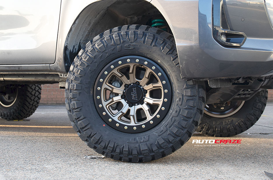 TOYOTA HILUX DIRTY LIFE DT1 SATIN GOLD BLACK LIP