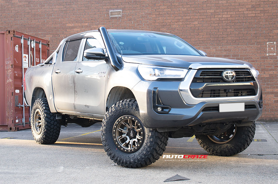 TOYOTA HILUX DIRTY LIFE DT1 SATIN GOLD BLACK LIP