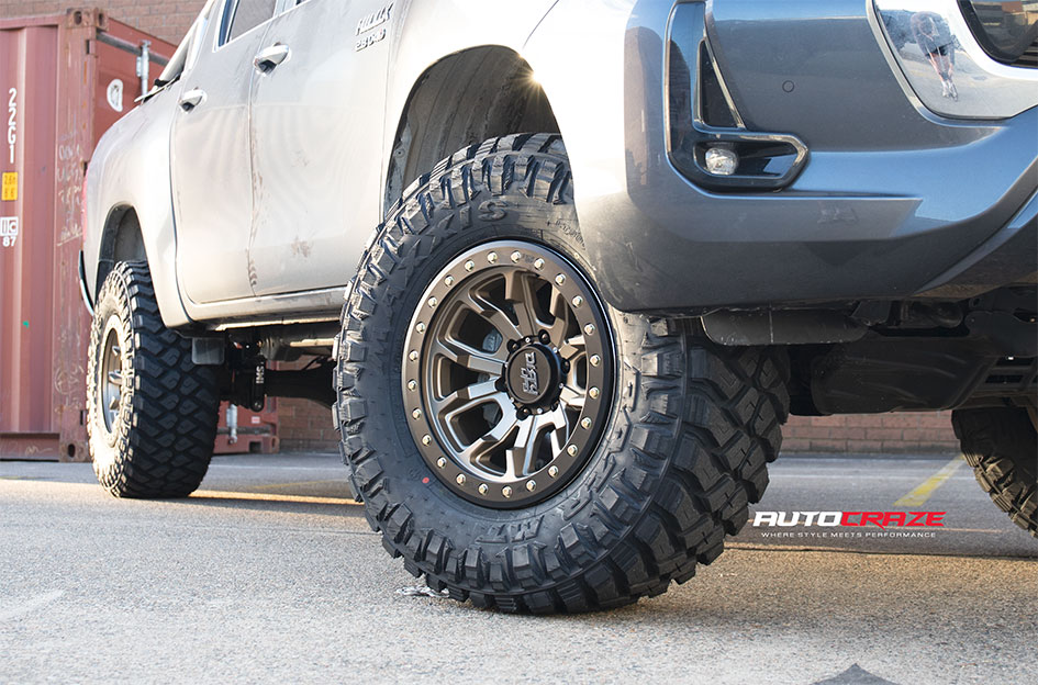 TOYOTA HILUX DIRTY LIFE DT1 SATIN GOLD BLACK LIP