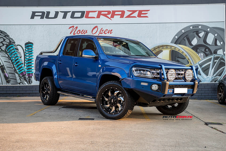 Blau Volkswagen Amarok Grid GD01 Chromeinlagen Nitto Terra Grappler G2 Front Shot