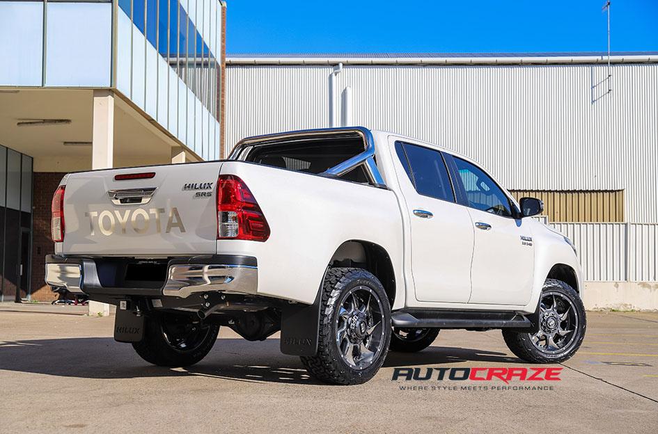 TOYOTA HILUX 4WD GD01 BLACK WITH CHROME INSERTS 1558922051 | Car ...